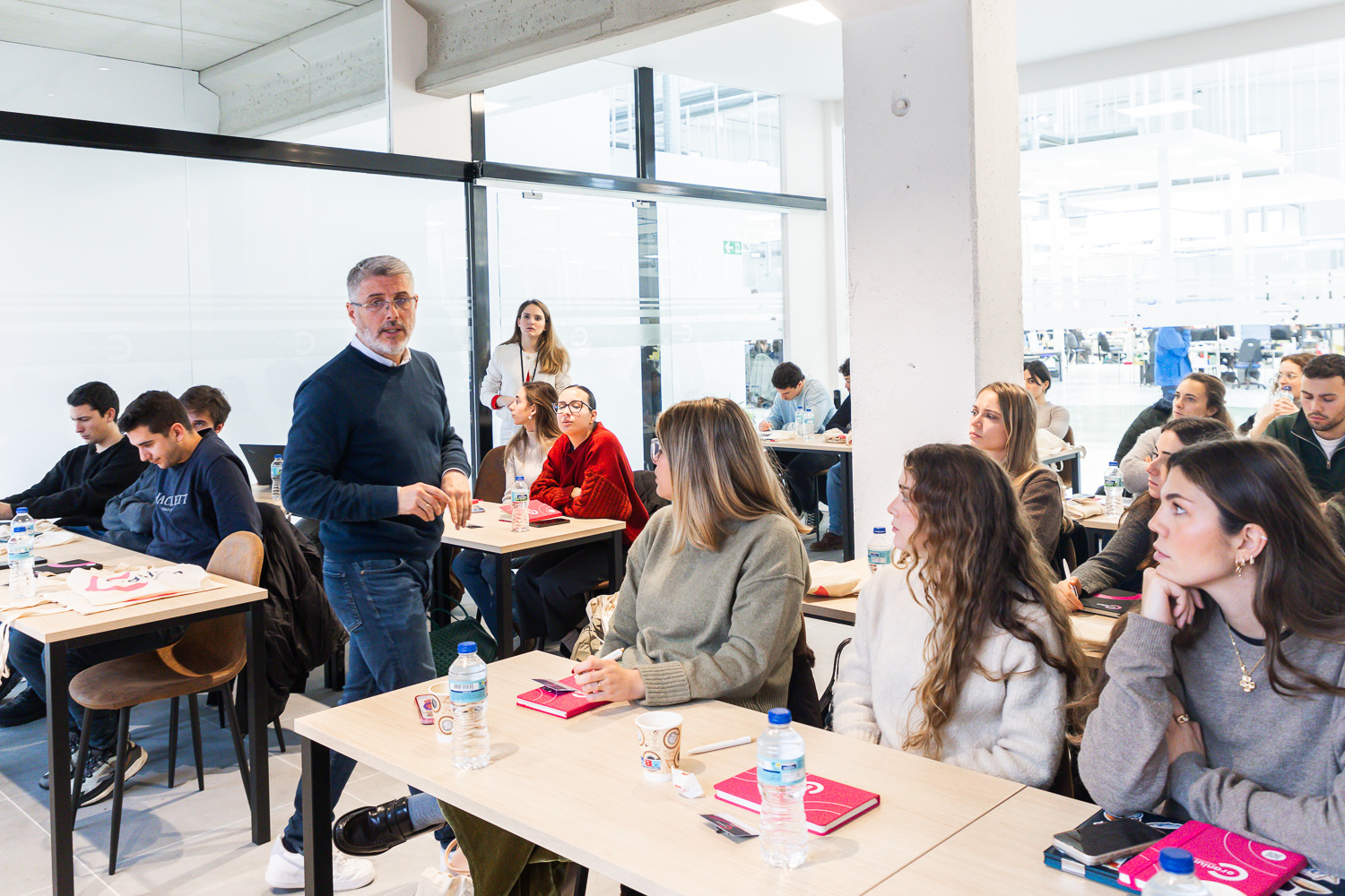 Norberto Casañez García durante su intervención en la jornada NiumExperience, profundizando en el diseño y aplicación de protocolos de carga inmediata.