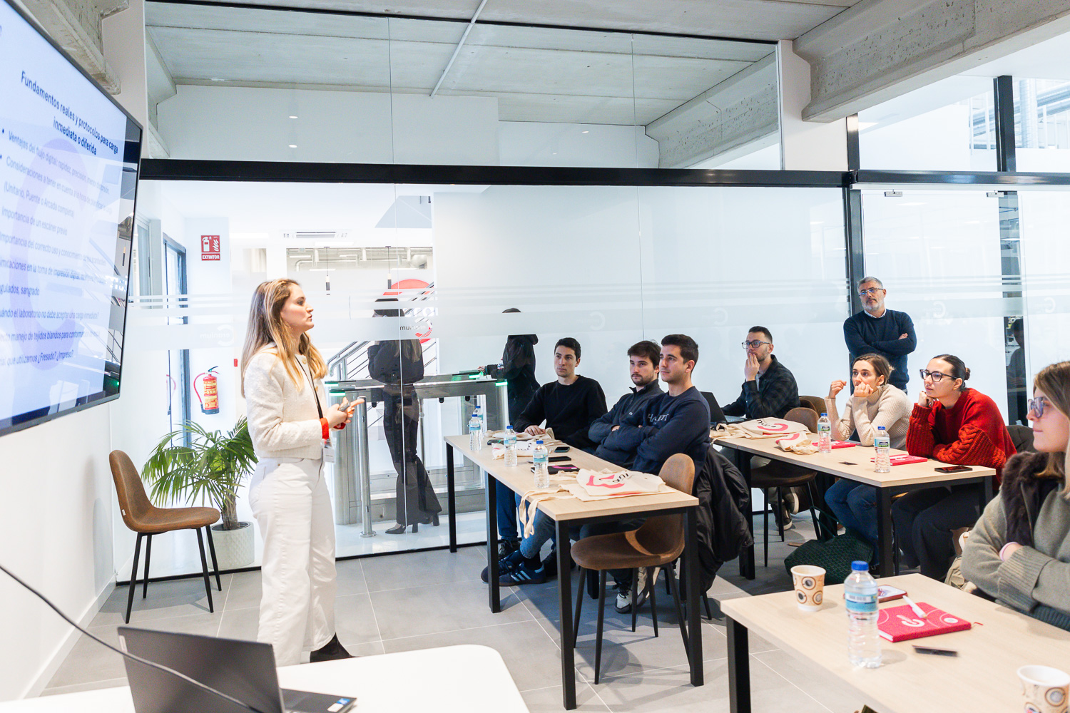 Valentina Loiacono, especialista de producto de Laboratorio Dental Ceranium, durante la sesión formativa sobre protocolos de carga inmediata en el marco de NiumExperience.