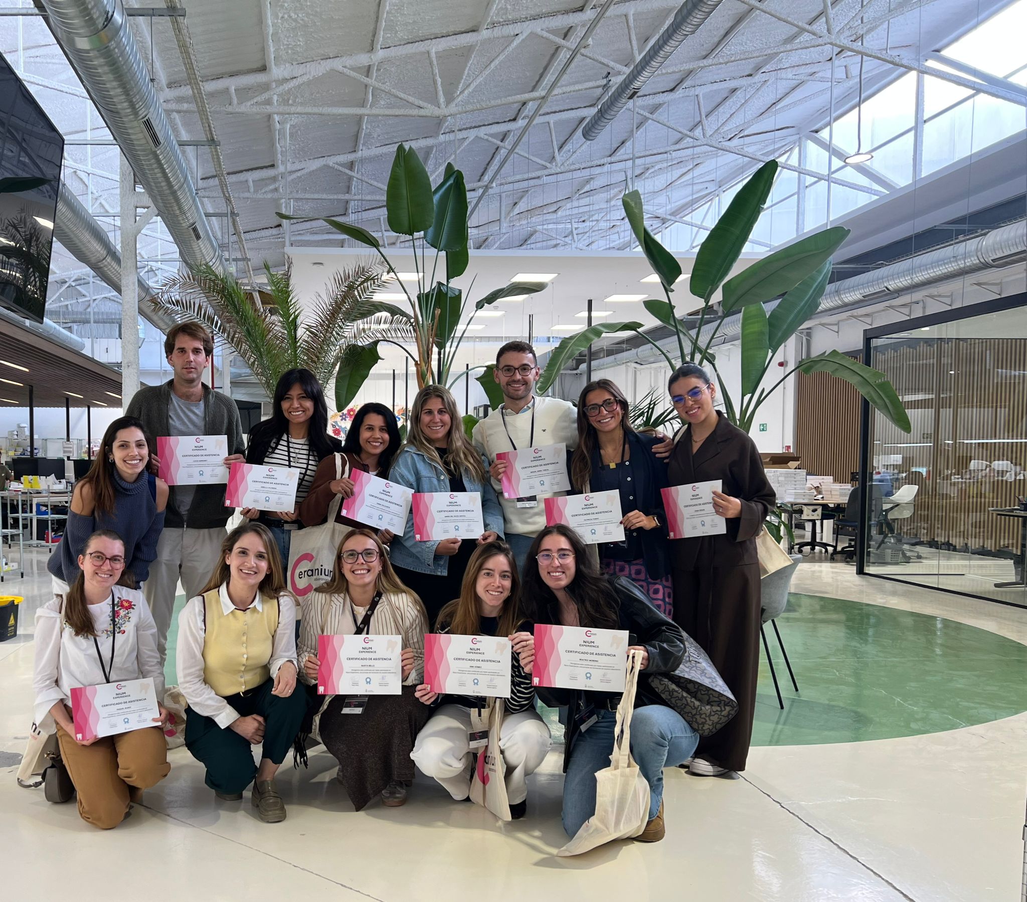 Foto de grupo de los alumnos de la Universidad Rey Juan Carlos junto al equipo de Ceranium y KLOCKNER al finalizar la jornada NIUM Experience.