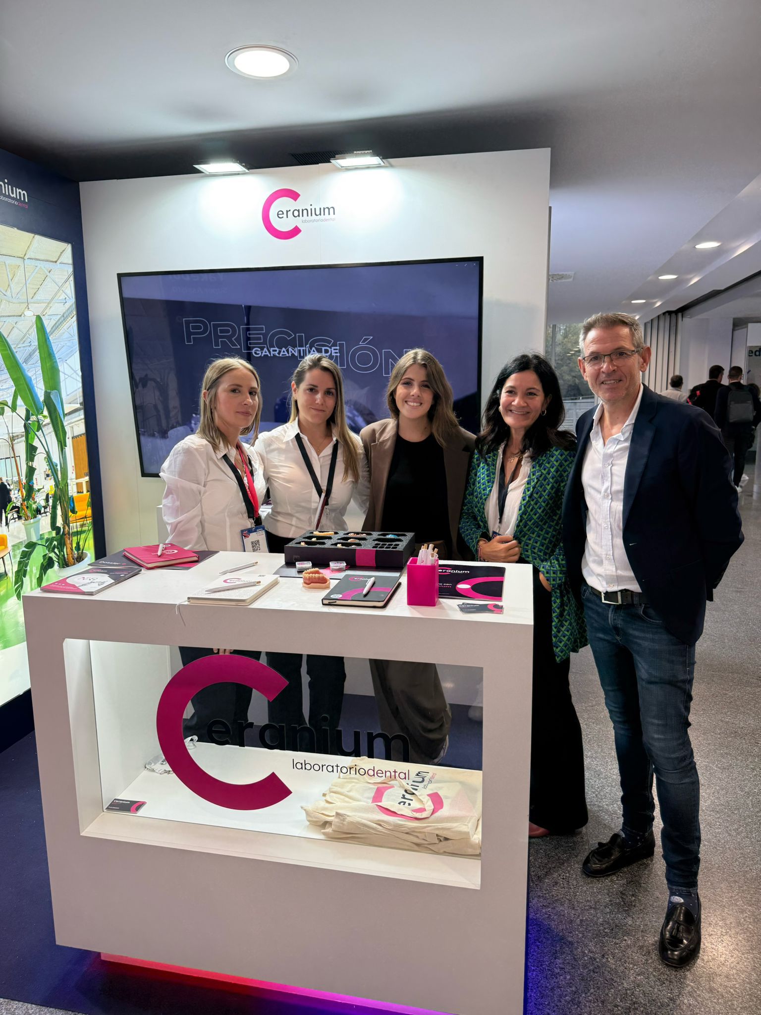 Rebeca Pérez, directora de Marketing y Grandes Cuentas, junto al equipo de Ceranium en SEPES Bilbao 2025, compartiendo con los profesionales del sector dental los avances del laboratorio