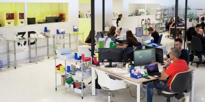 Técnicos de prótesis dental trabajando en flujo digital en Laboratorio Ceranium, Madrid.